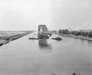 856672 Afbeelding van het transport van de oude Galecopperbrug over het Amsterdam-Rijnkanaal te Utrecht, teneinde als ...